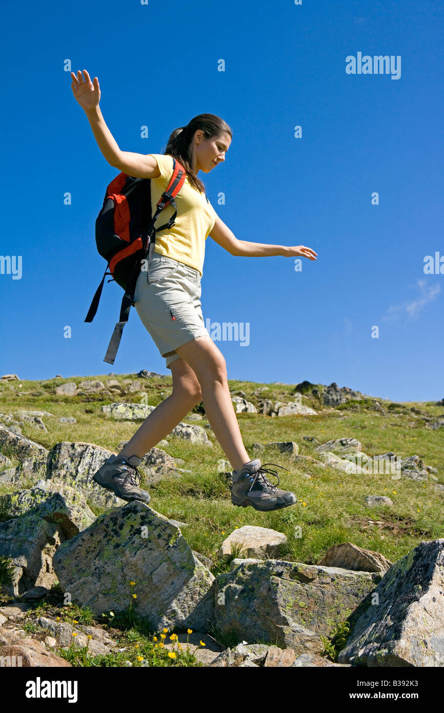 Junge Frau beim Wandern in den Bergen, young woman walking in the ...