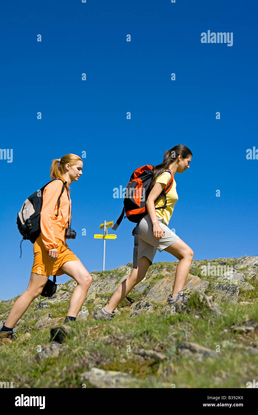 Zwei junge Frauen beim Wandern in den Bergen, two women walking in the ...