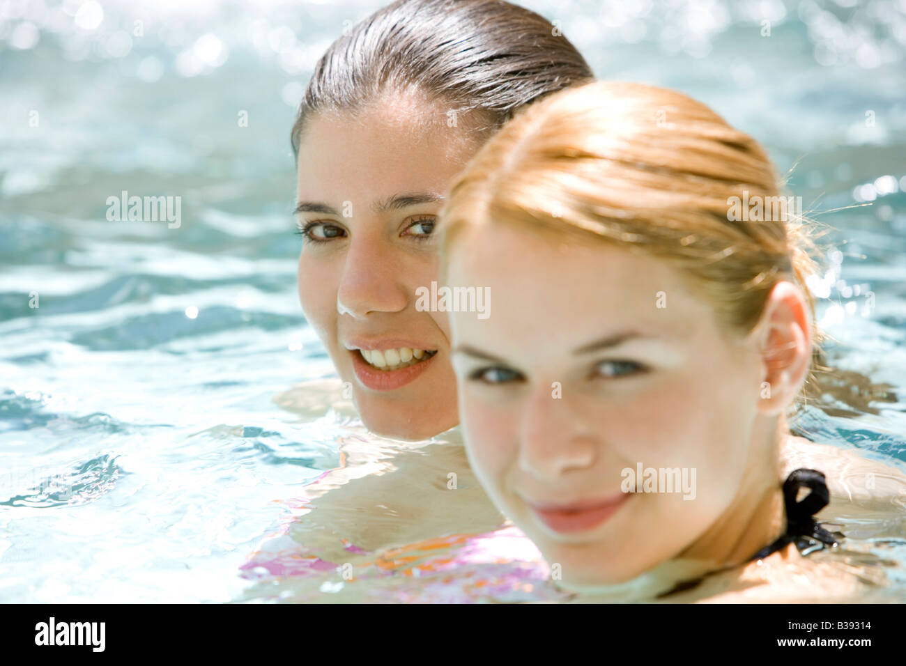 Zwei junge Frauen entspannen sich in einem Whirlpool, two young women relaxes in a Whirlpool Stock Photo