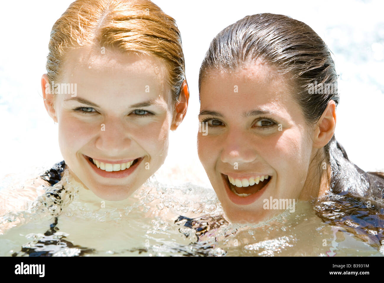 Zwei junge Frauen entspannen sich in einem Whirlpool, two young women relaxes in a Whirlpool Stock Photo