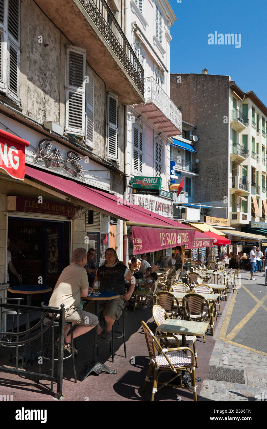 Harbourfront cafe on the Quai St Pierre in the old town (Le Suquet), Cannes, Cote d'Azur, Provence, France Stock Photo