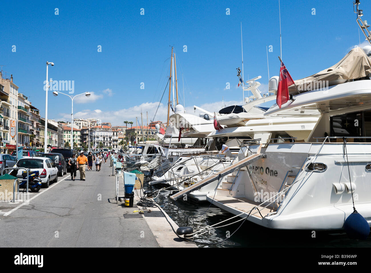 Luxury yachts in the Vieux Port (the old harbour), Quai St Pierre, Cannes, Cote d Azur, Provence, France Stock Photo