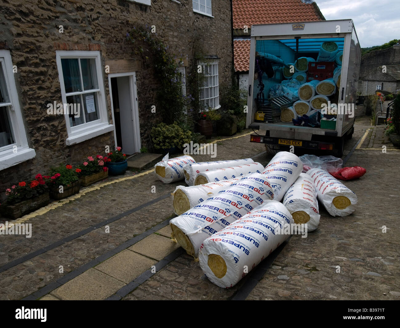 Rolls loft insulation hi-res stock photography and images - Alamy