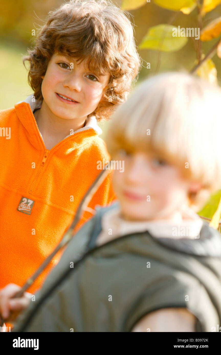 2 Kinder, Jungen an einem sonnigen Herbsttag, two boys on a sunny autumn day Stock Photo