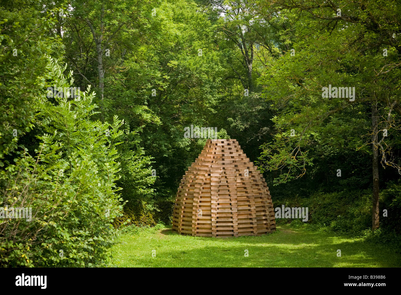 An Oliver Delarozière's work : wood stacking cabin. Œuvre de l'architecte et artiste plasticien Olivier Delarozière. Stock Photo