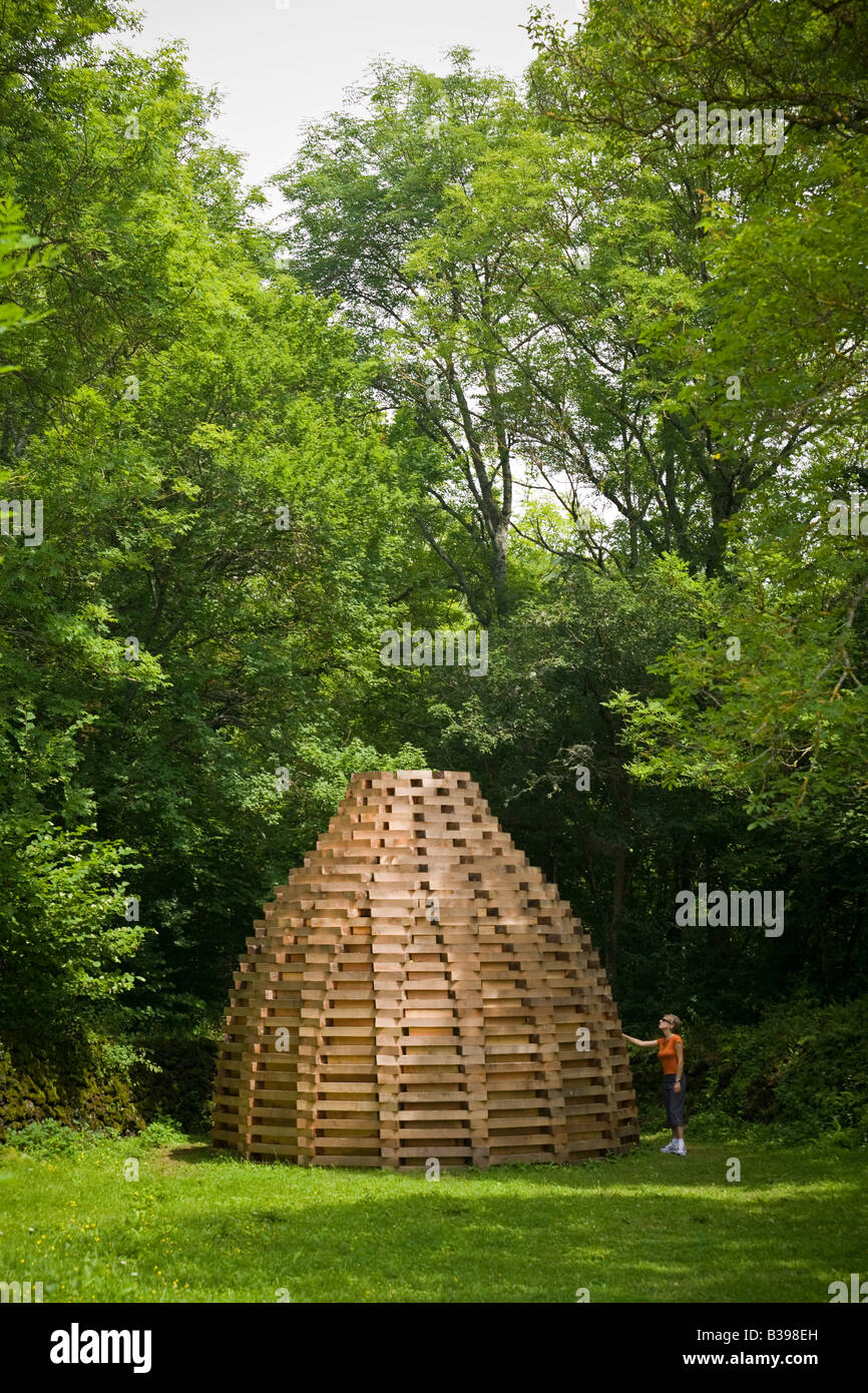 An Oliver Delarozière's work : wood stacking cabin. Œuvre de l'architecte et artiste plasticien Olivier Delarozière. Stock Photo