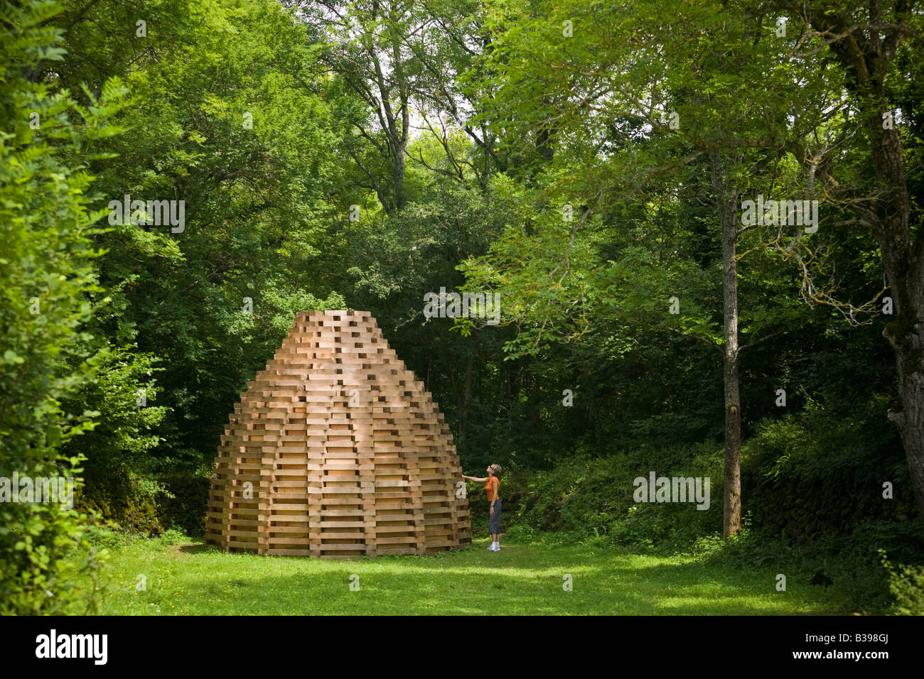An Oliver Delarozière's work : wood stacking cabin. Œuvre de l'architecte et artiste plasticien Olivier Delarozière. Stock Photo