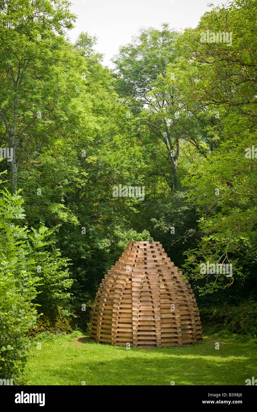 An Oliver Delarozière's work : wood stacking cabin. Œuvre de l'architecte et artiste plasticien Olivier Delarozière. Stock Photo