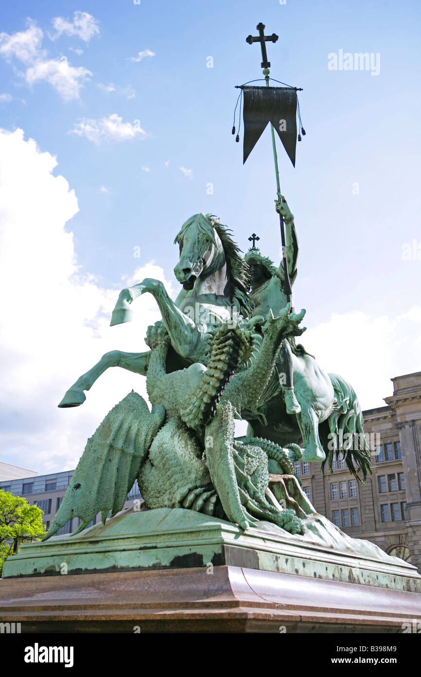 Deutschland, Berlin, Nikolaiviertel, St. Georg Standbild, Germany Berlin sculpture of St George slaying the dragon in the Nikola Stock Photo