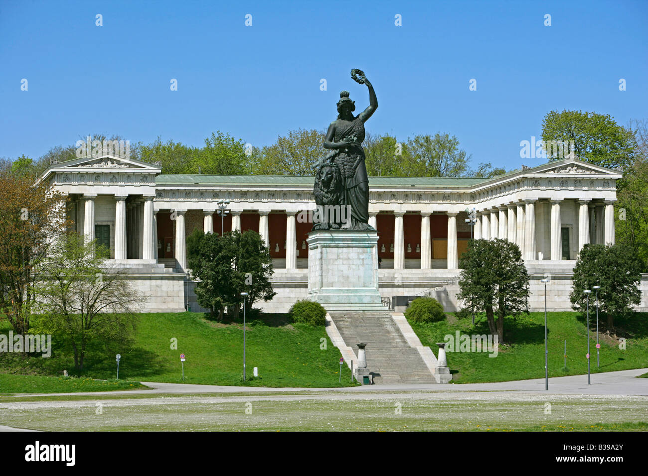 Bavaria mit Ruhmeshalle in Muenchen, Germany, Munich, Bavaria statue and  hall of fame Stock Photo - Alamy