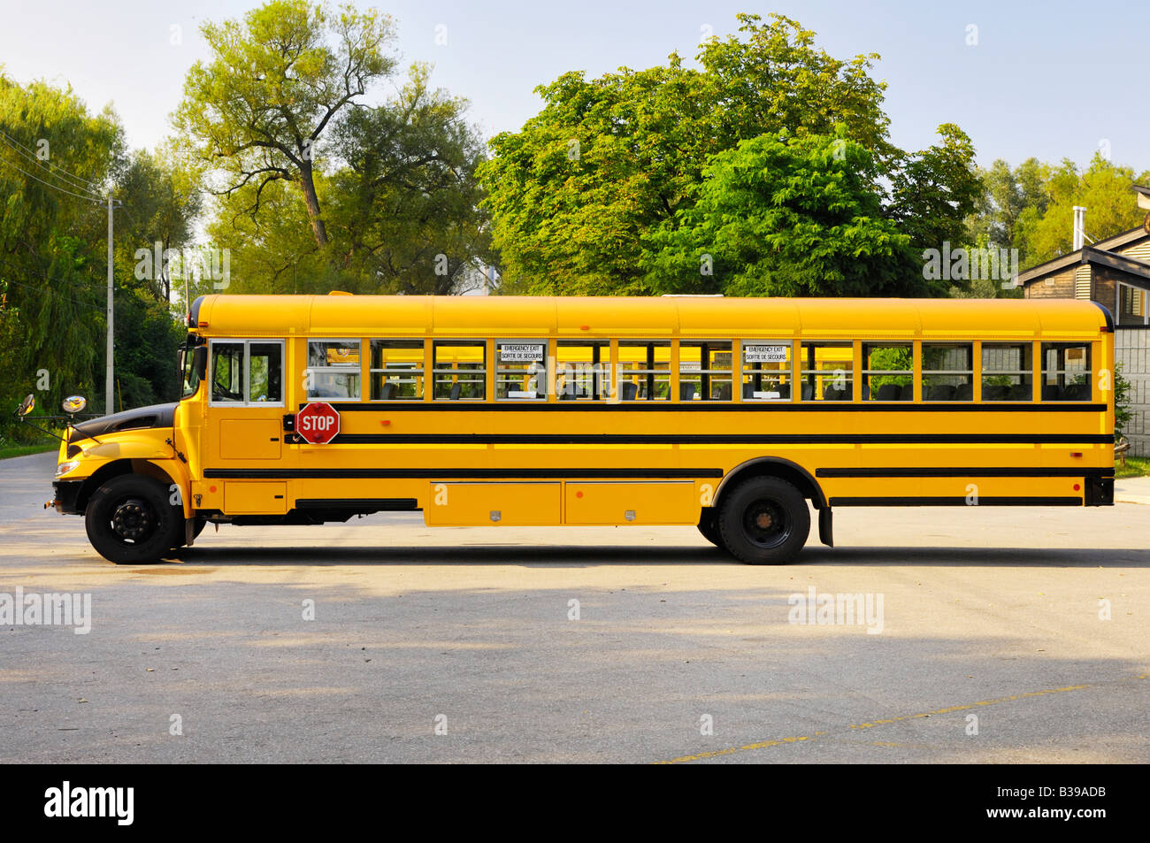 Yellow school bus hi-res stock photography and images - Alamy