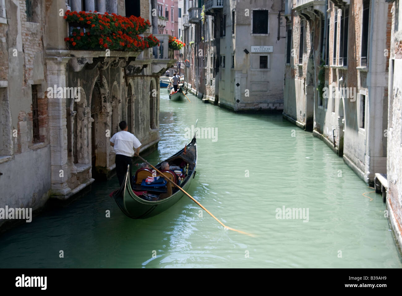 Venice couple in gondola hi-res stock photography and images - Alamy