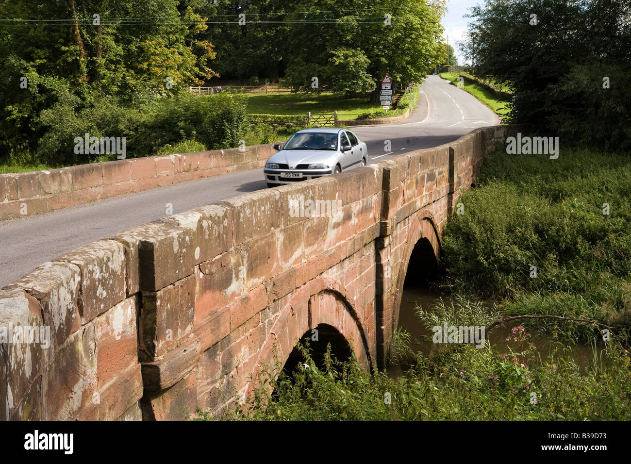 UK Cheshire Aldford car crossing bridge over River Dee at ford on Watling Street Roman Road Stock Photo