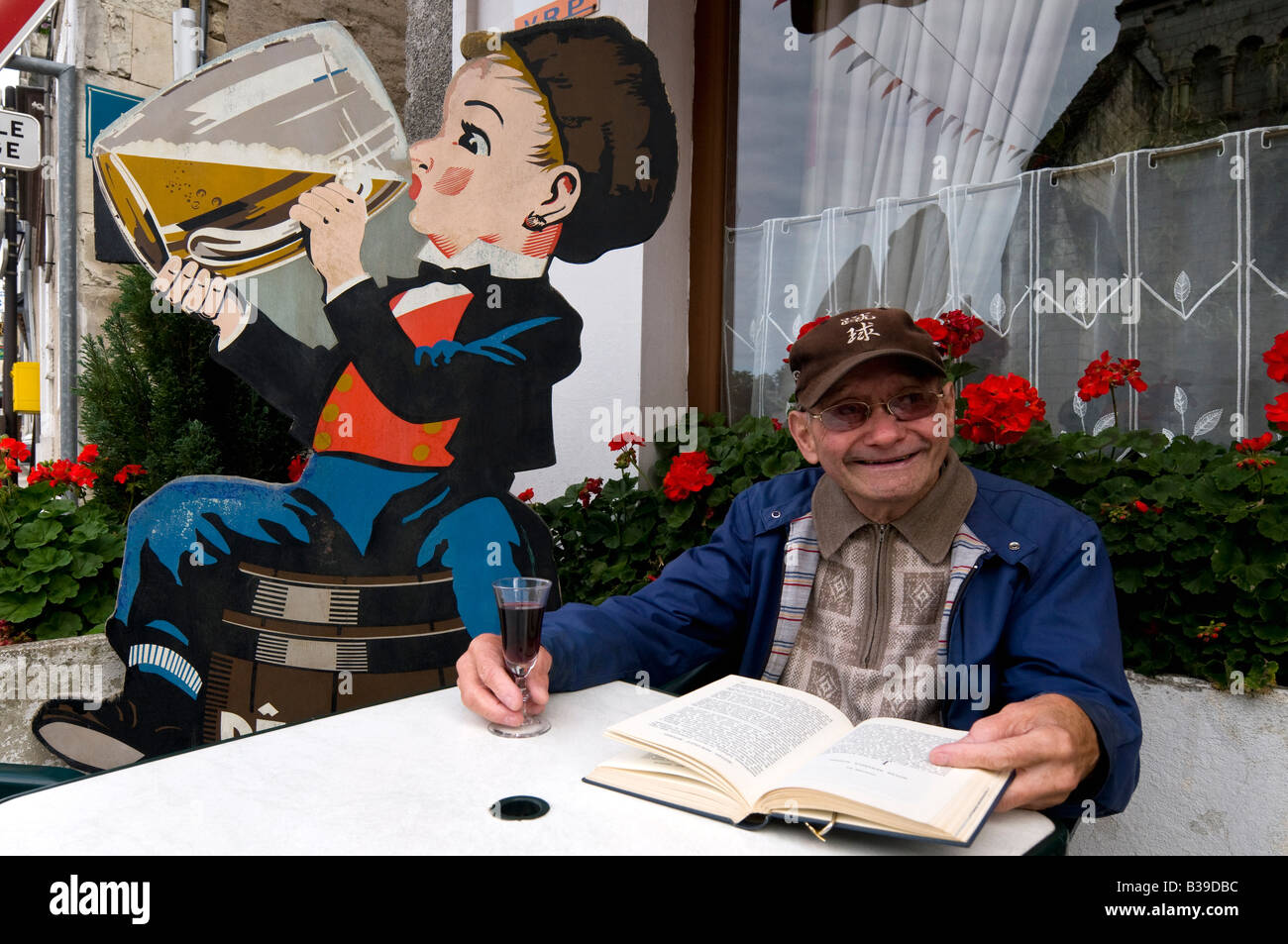 Old man drinking pint beer hi-res stock photography and images - Alamy