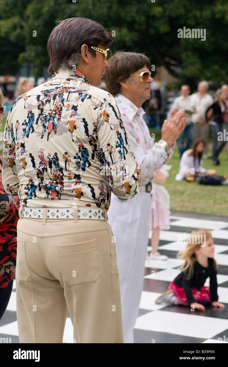 L uomo vestito in un costume di Elvis Foto stock - Alamy