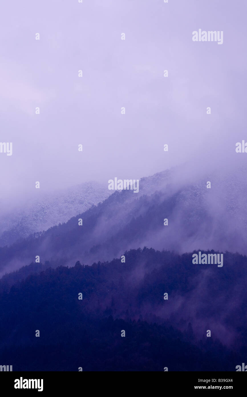 Fog in the mountain hi-res stock photography and images - Alamy
