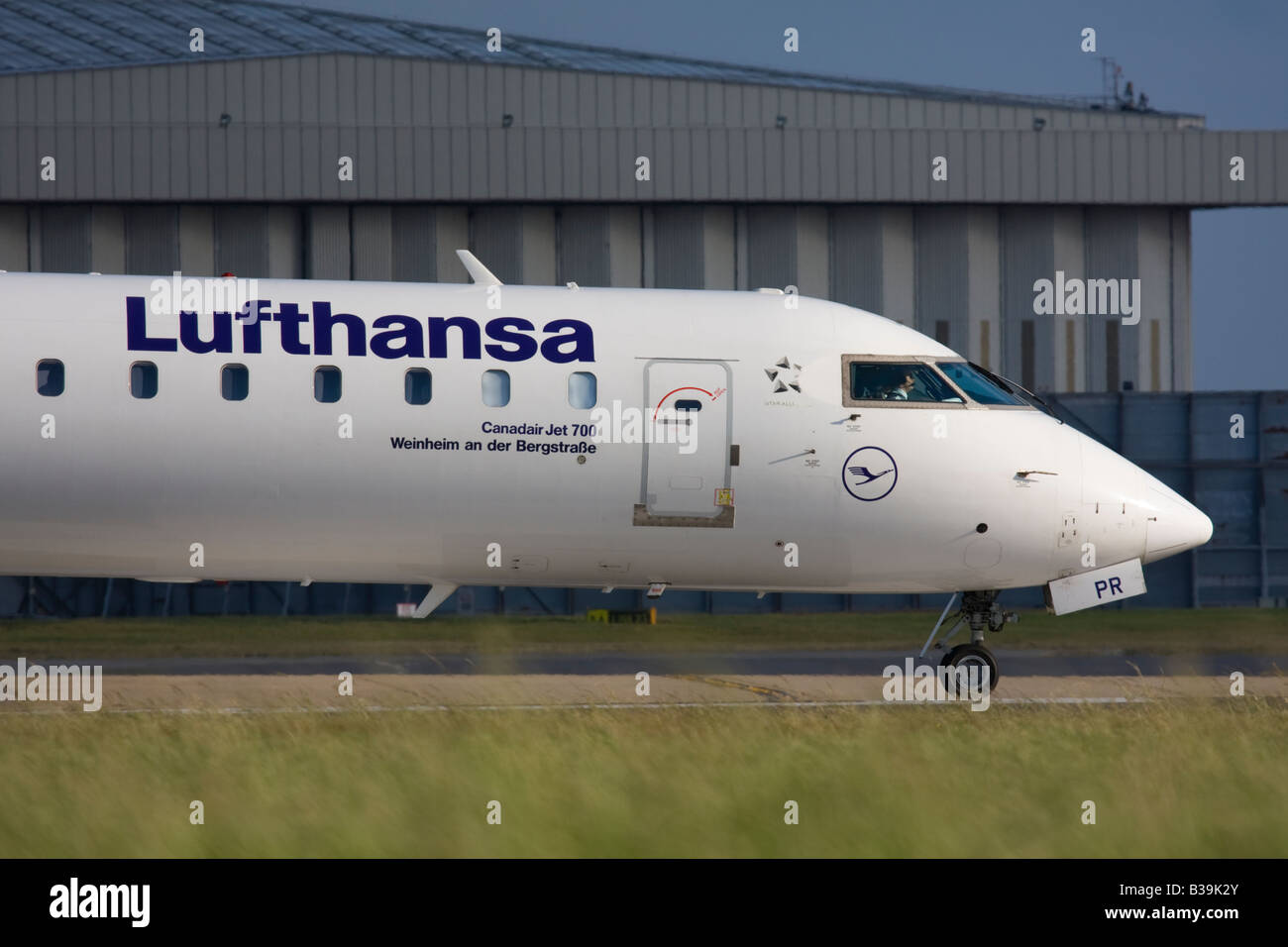 Crj 700 hi-res stock photography and images - Alamy