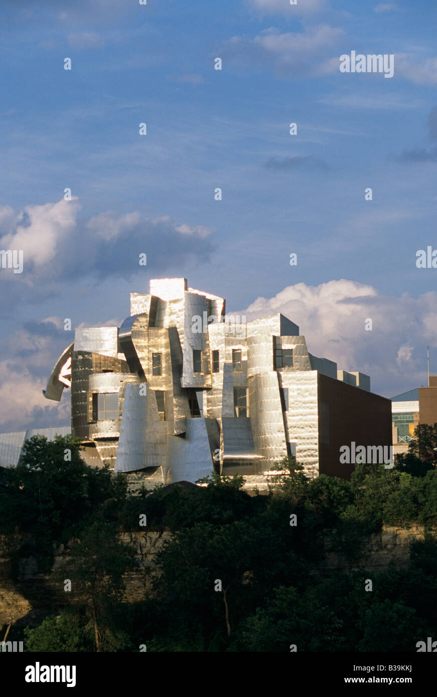 STAINLESSSTEEL CLAD FREDERICK R. WEISMAN ART MUSEUM IN DOWNTOWN