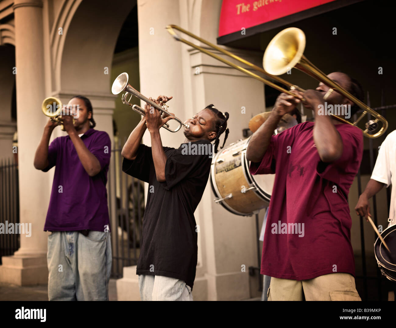 USA,Louisiana New Orleans,French Quarter,street musicians playing jazz in front of the Cabildo Stock Photo