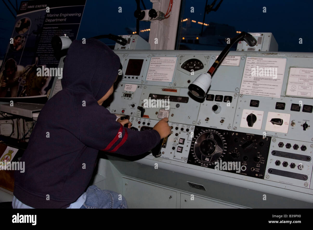 London Boat Show 2008 Visitor open day HMS Exeter type 42 destroyer control room Stock Photo