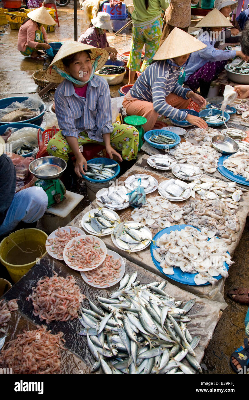 Woman trading at a fish and seafood market in Hoi An, Vietnam Stock Photo