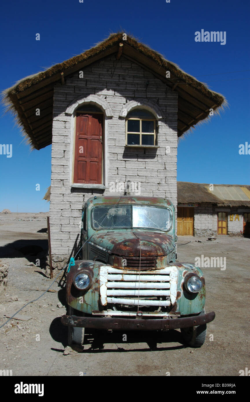 Salt house and old pick up in the village of Colchani, on the edge of the Salar de Uyuni salt flat in Potosi, Bolivia. Stock Photo