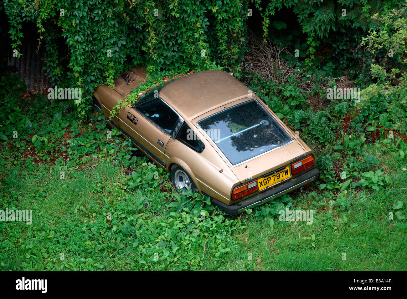 Derelict abandoned car hi-res stock photography and images - Alamy
