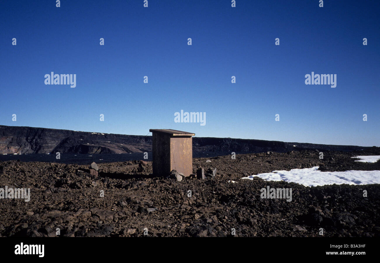 Toilettenhaeuschen neben der Mauna Loa Huette am Kraterrand Stock Photo