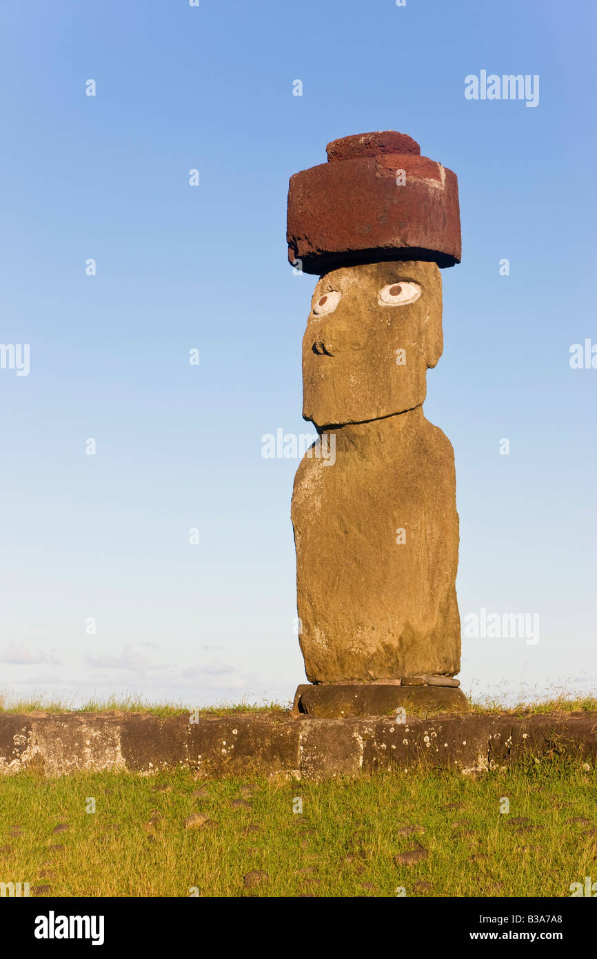 Chile, Rapa Nui, Easter Island, Moai statue Ahu Ko Te riku, the only topknotted & eyeballed Moai Stock Photo