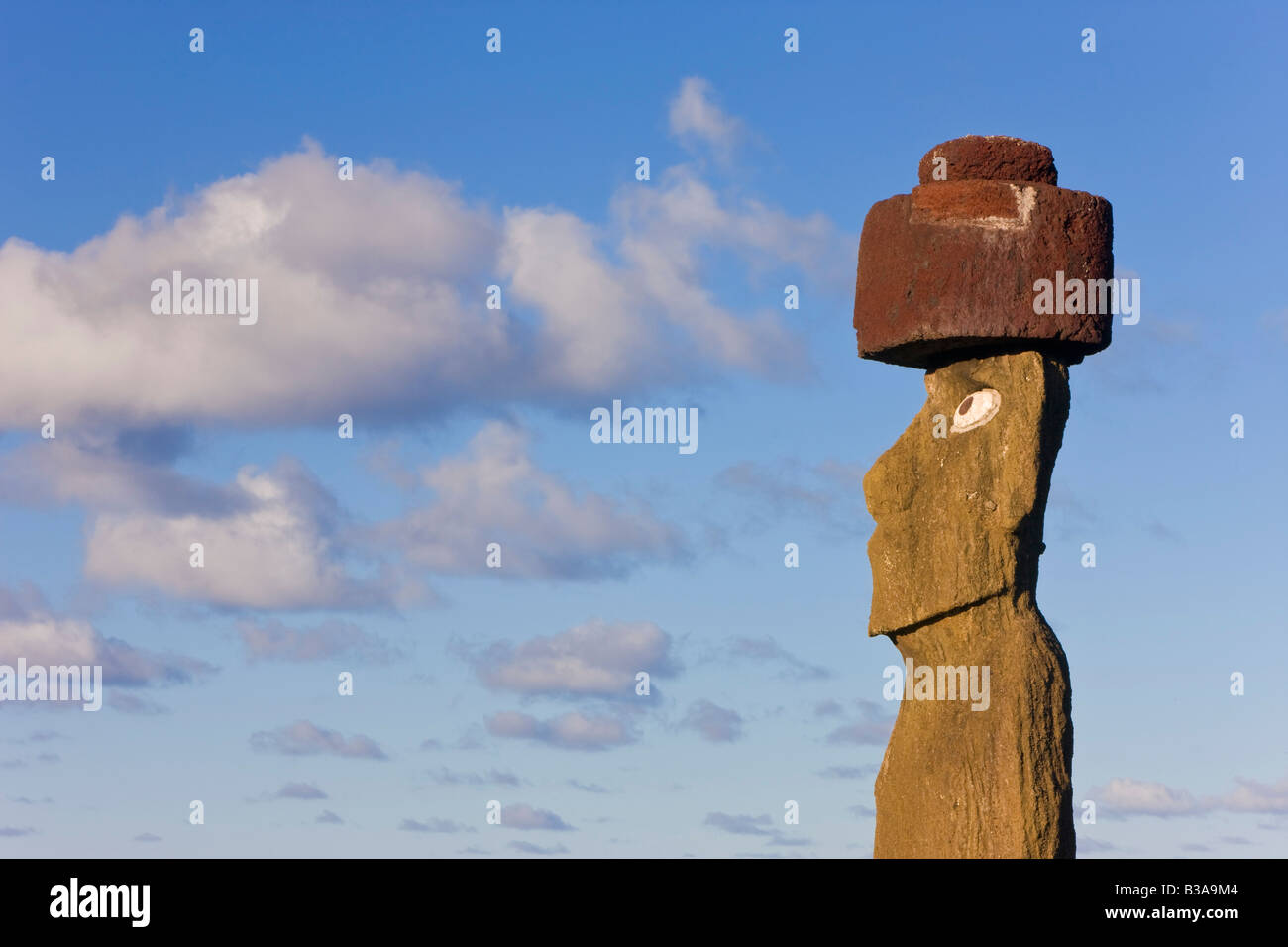 Chile, Rapa Nui, Easter Island, Moai statue Ahu Ko Te riku, the only topknotted & eyeballed Moai Stock Photo