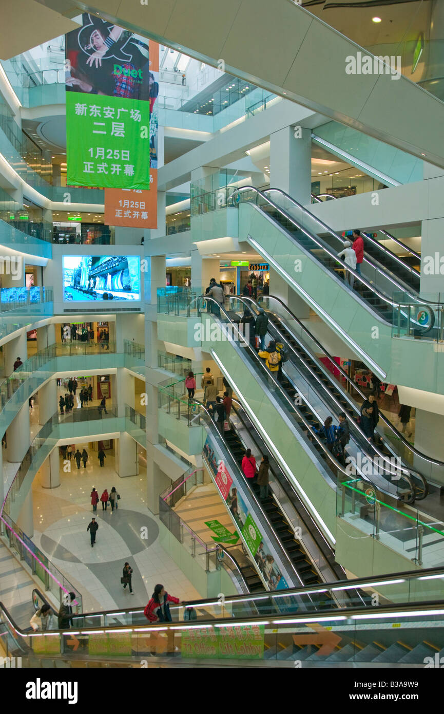China shopping plaza shopping mall hi-res stock photography and images ...