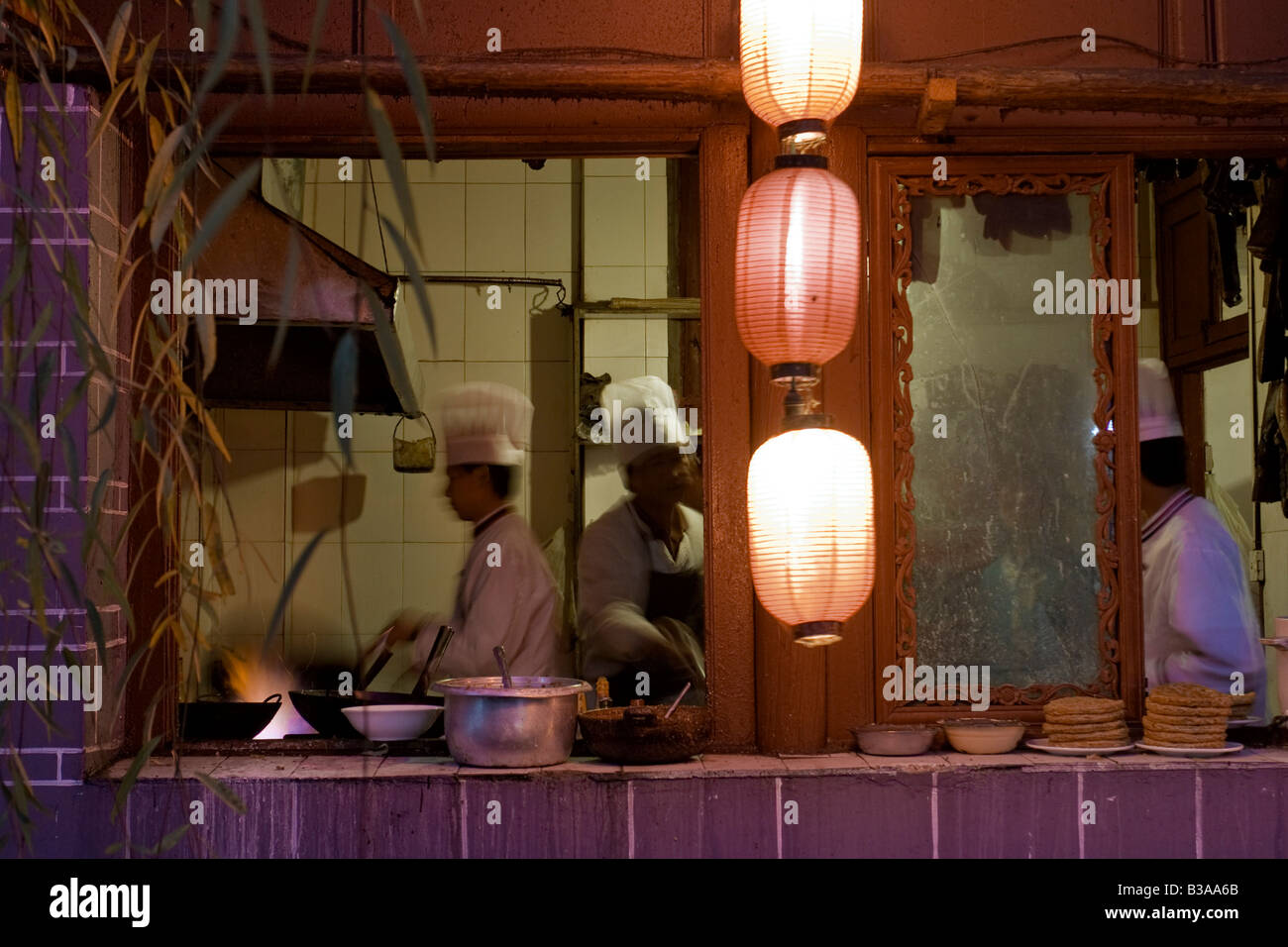 Historic lijiang yunnan at dusk hi-res stock photography and images - Alamy