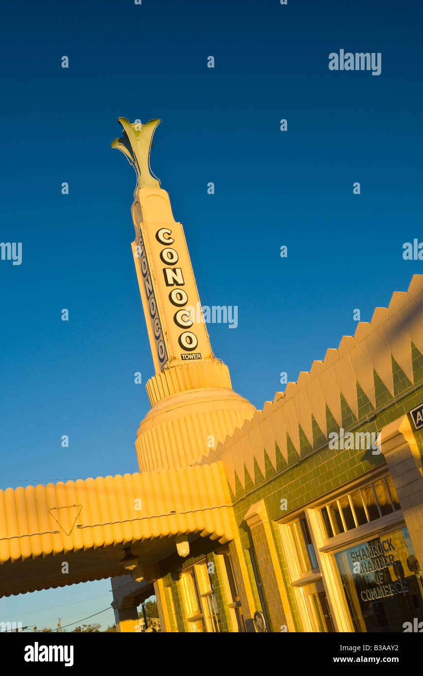 USA, Texas, Route 66, Shamrock, Old Art Deco Tower, Conoco Gas Station and U-Drop Inn Diner building Stock Photo