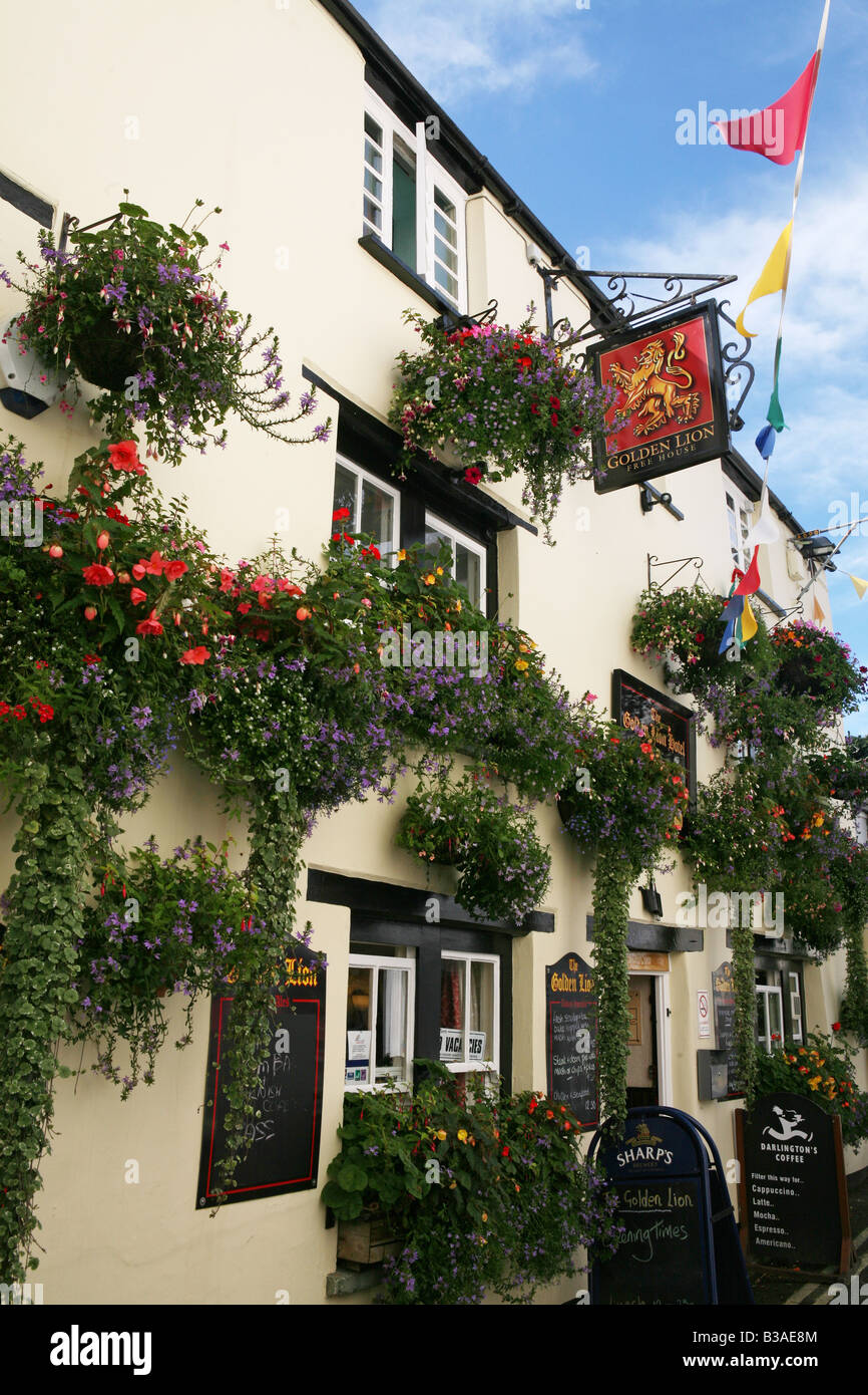 The Golden Lion pub, Padstow, Cornwall, UK Stock Photo