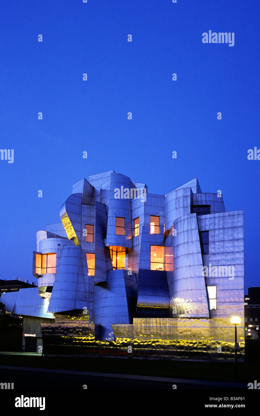 STAINLESS-STEEL CLAD FREDERICK R. WEISMAN MUSEUM IN MINNEAPOLIS, MINNESOTA.  ARCHITECT IS FRANK GEHRY. Stock Photo