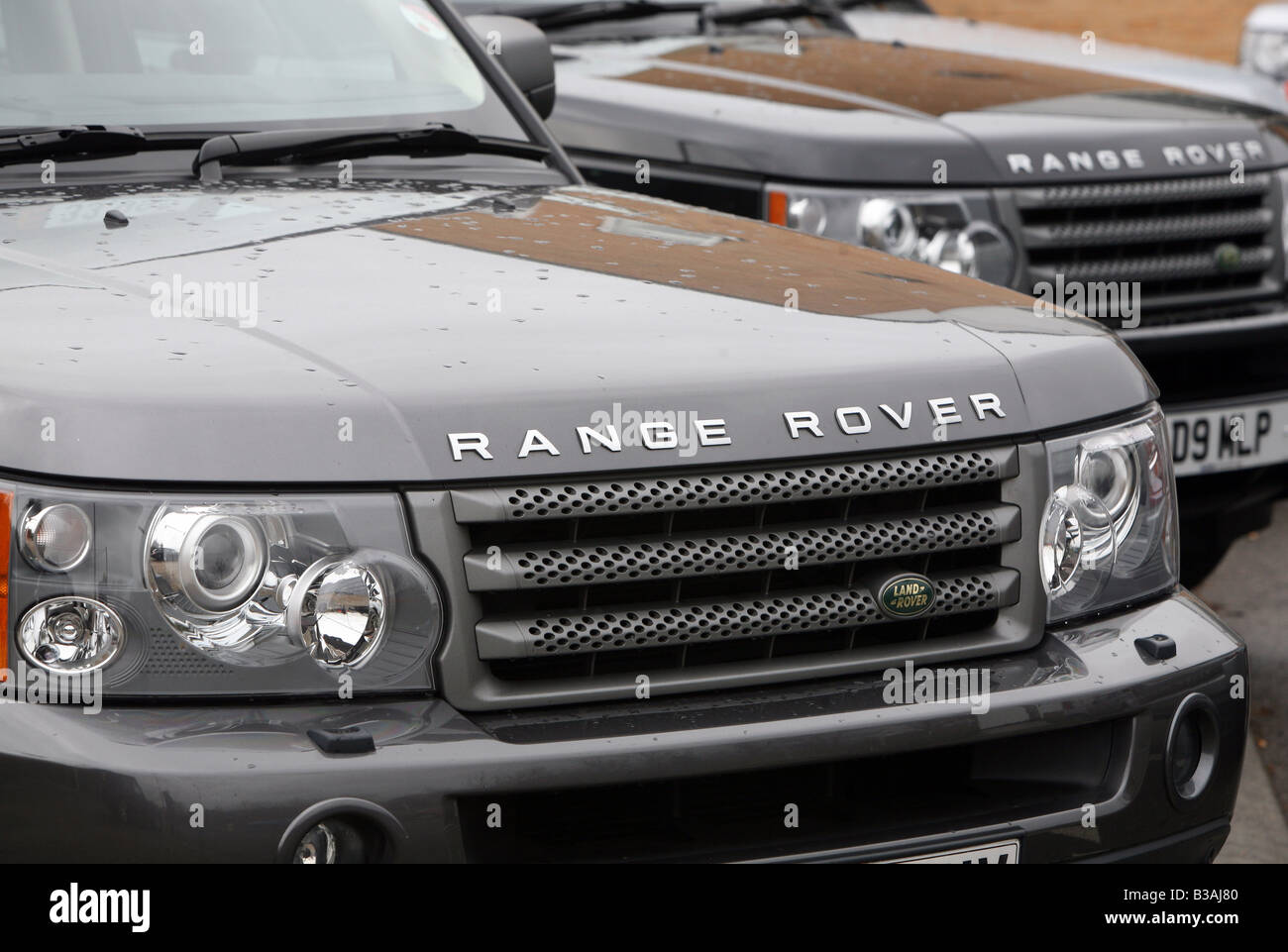 Range Rovers for sale on a dealers forecourt Stock Photo Alamy