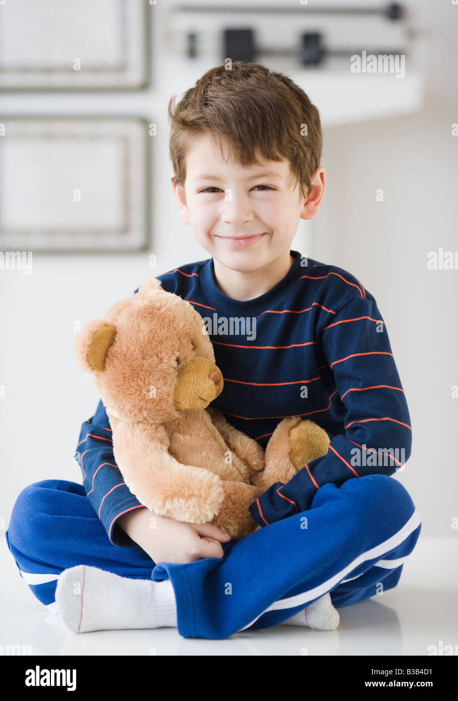 Hispanic boy with teddy bear in doctor’s office Stock Photo - Alamy