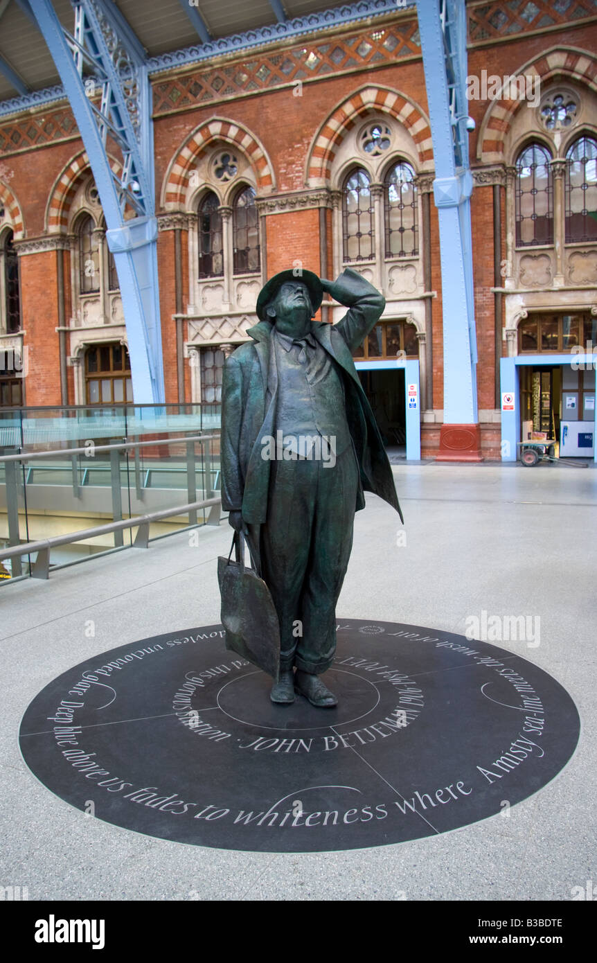 Martin Jennings' bronze statue of John Betjeman, St Pancras Station Stock Photo