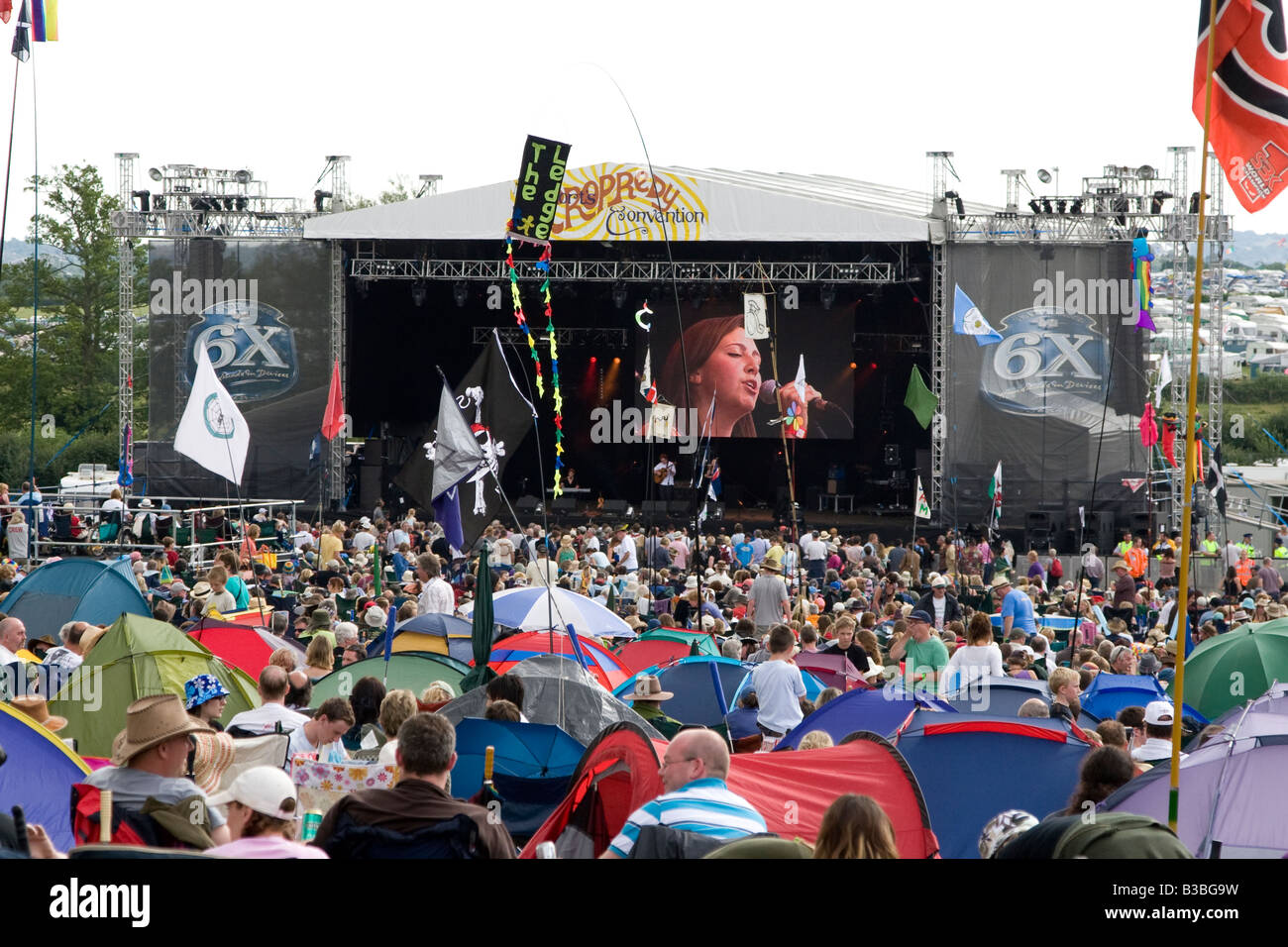 general view of crowd and stage Fairport's Cropredy Convention music festival 2008 near Banbury England UK Stock Photo