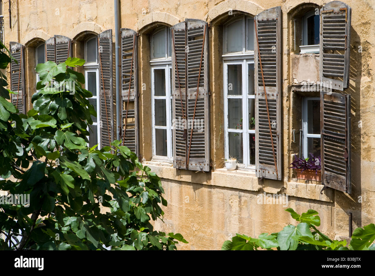 Aix en provence cafe cours mirabeau hi-res stock photography and images ...
