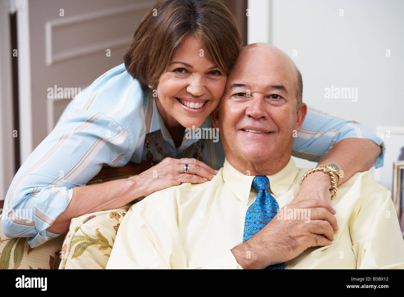 Senior Hispanic couple hugging Stock Photo - Alamy