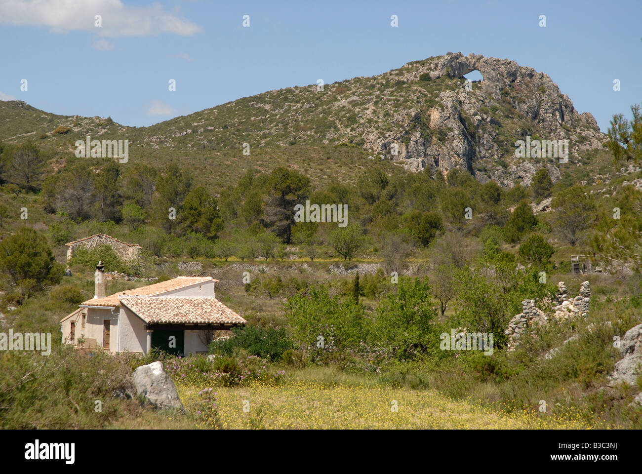 isolated house, Penal Gros and  Forada Rock Arch, Sierra de la Forada, Alicante Province, Comunidad Valenciana, Spain Stock Photo