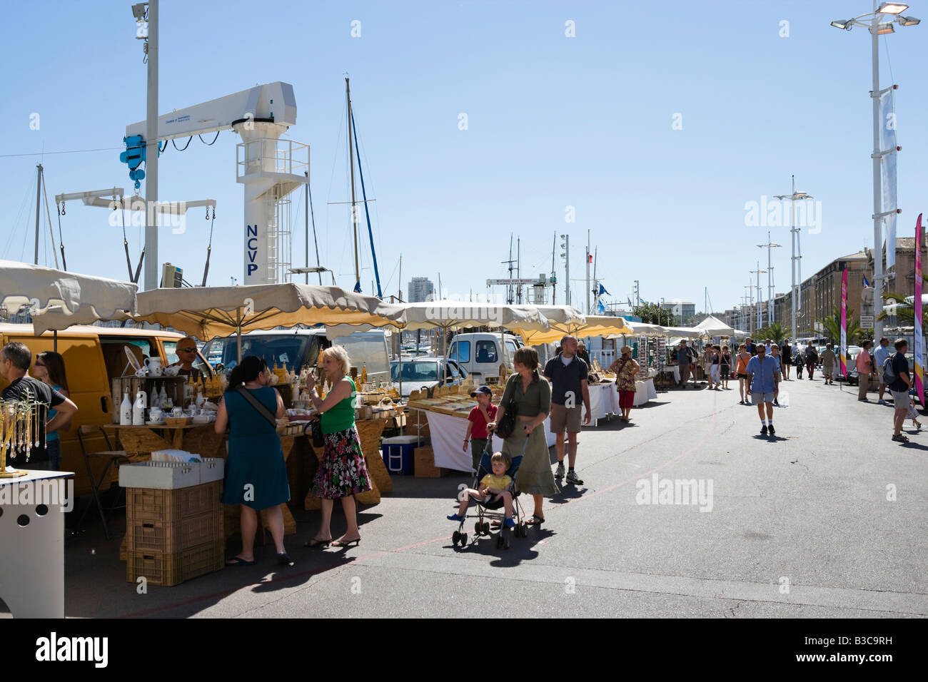 Market stalls on the quayside in the Vieux Port, Quai du Port, Marseille, Cote d Azur, France Stock Photo