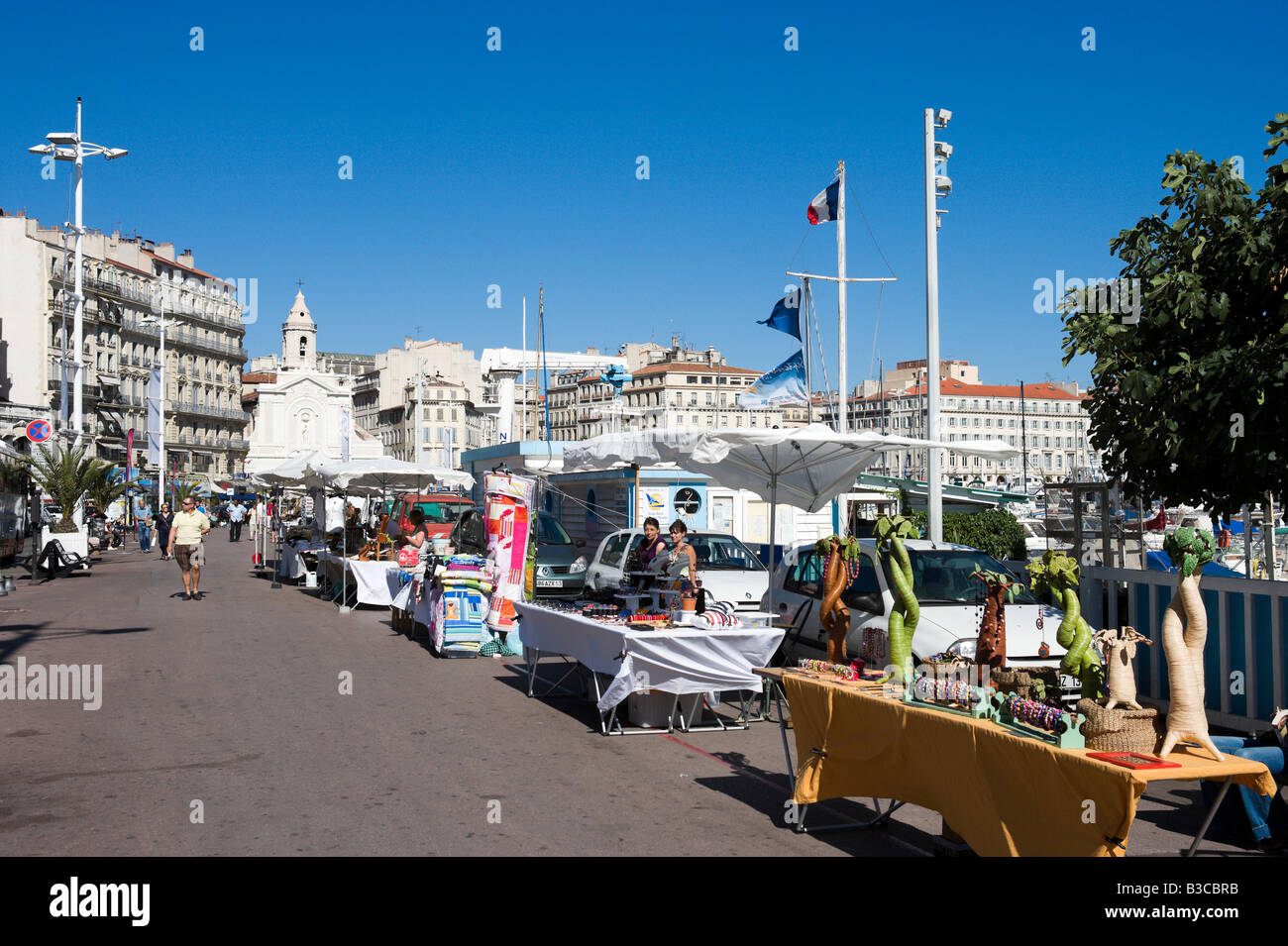 Market stalls on the quayside in the Vieux Port, Quai du Port, Marseille, Cote d'Azur, France Stock Photo