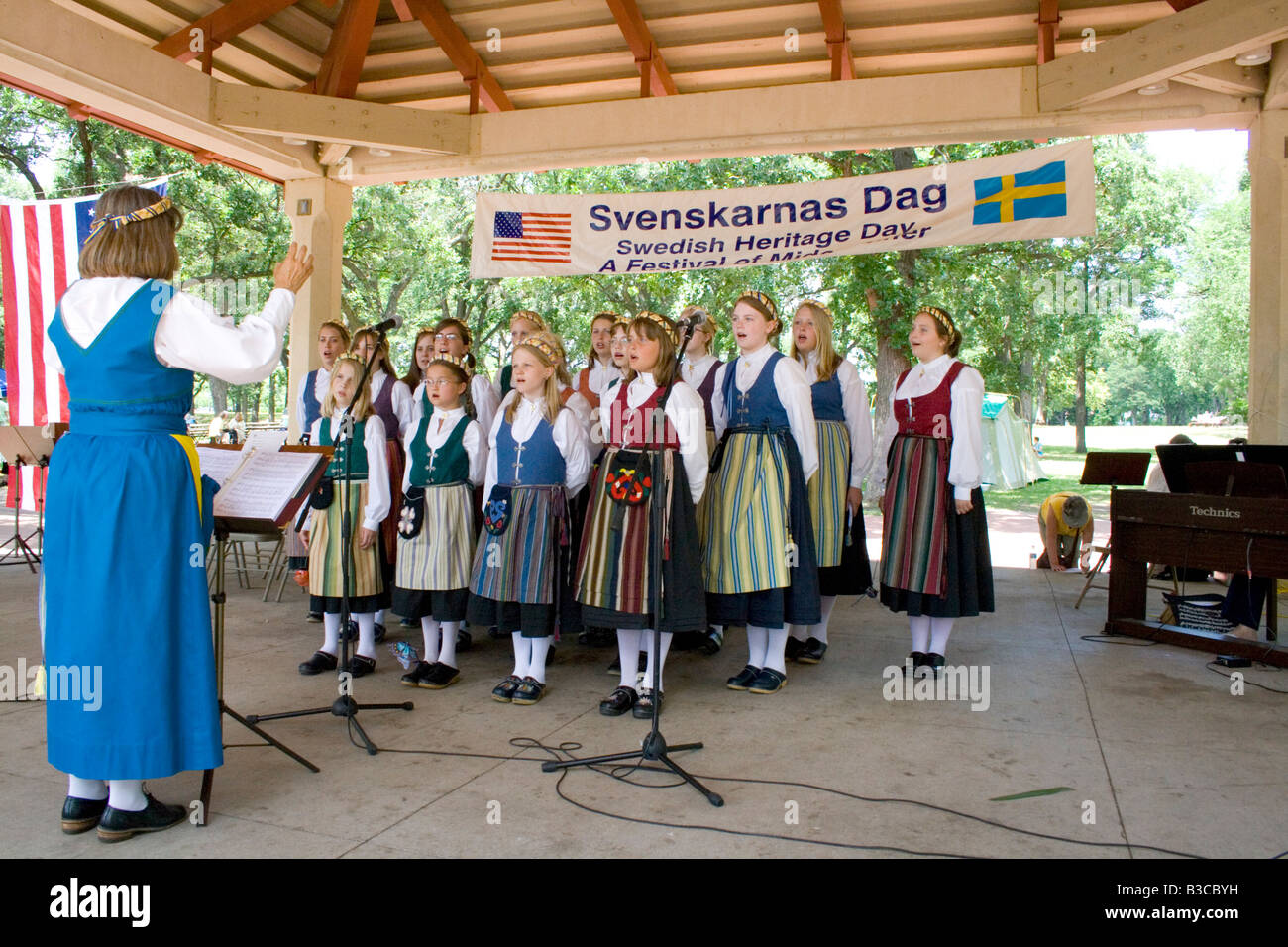 Diane Noble Directs Svenskarnas Dag Girls Choir. Svenskarnas Dag Swedish Heritage Day Minnehaha Park Minneapolis Minnesota USA Stock Photo