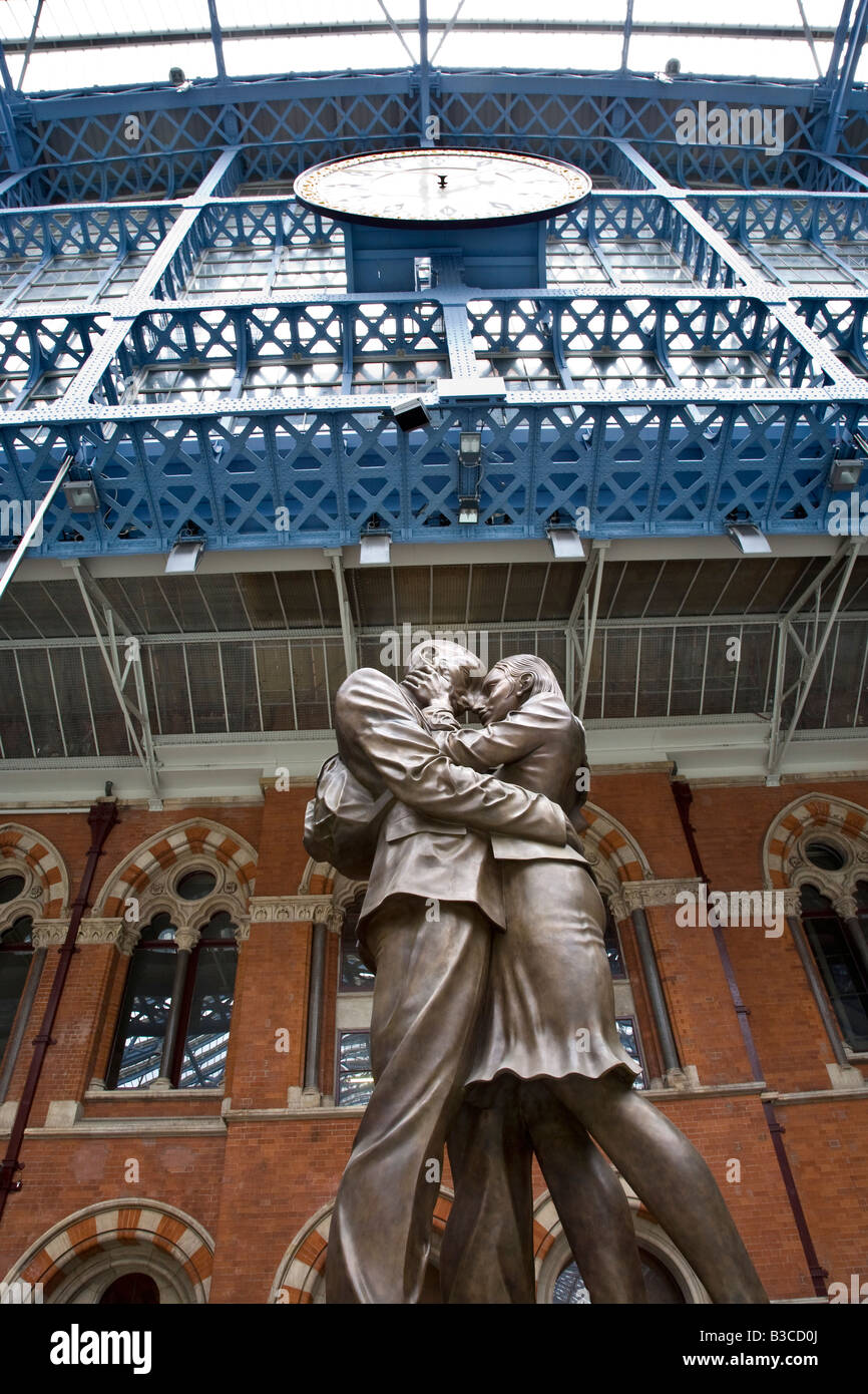 The Meeting Place by Paul Day St Pancras Eurostar Station London Stock Photo