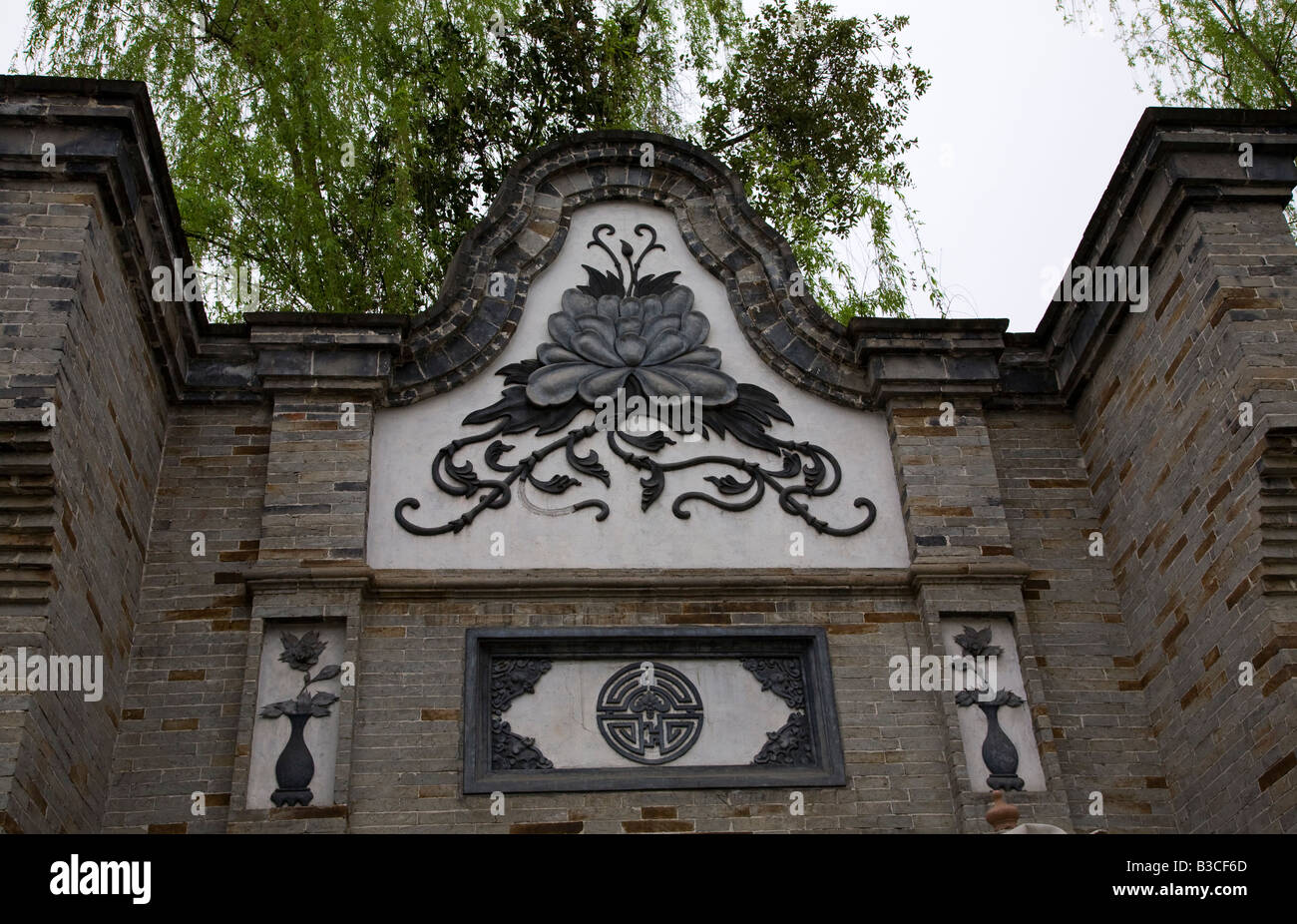 Old Chinese House Jinli Street Sichuan China details House built over one hundred years ago Stock Photo