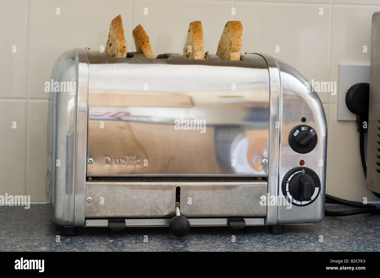 https://c8.alamy.com/comp/B3CFK3/top-quality-dualit-toaster-in-stainless-steel-finish-with-four-slices-B3CFK3.jpg