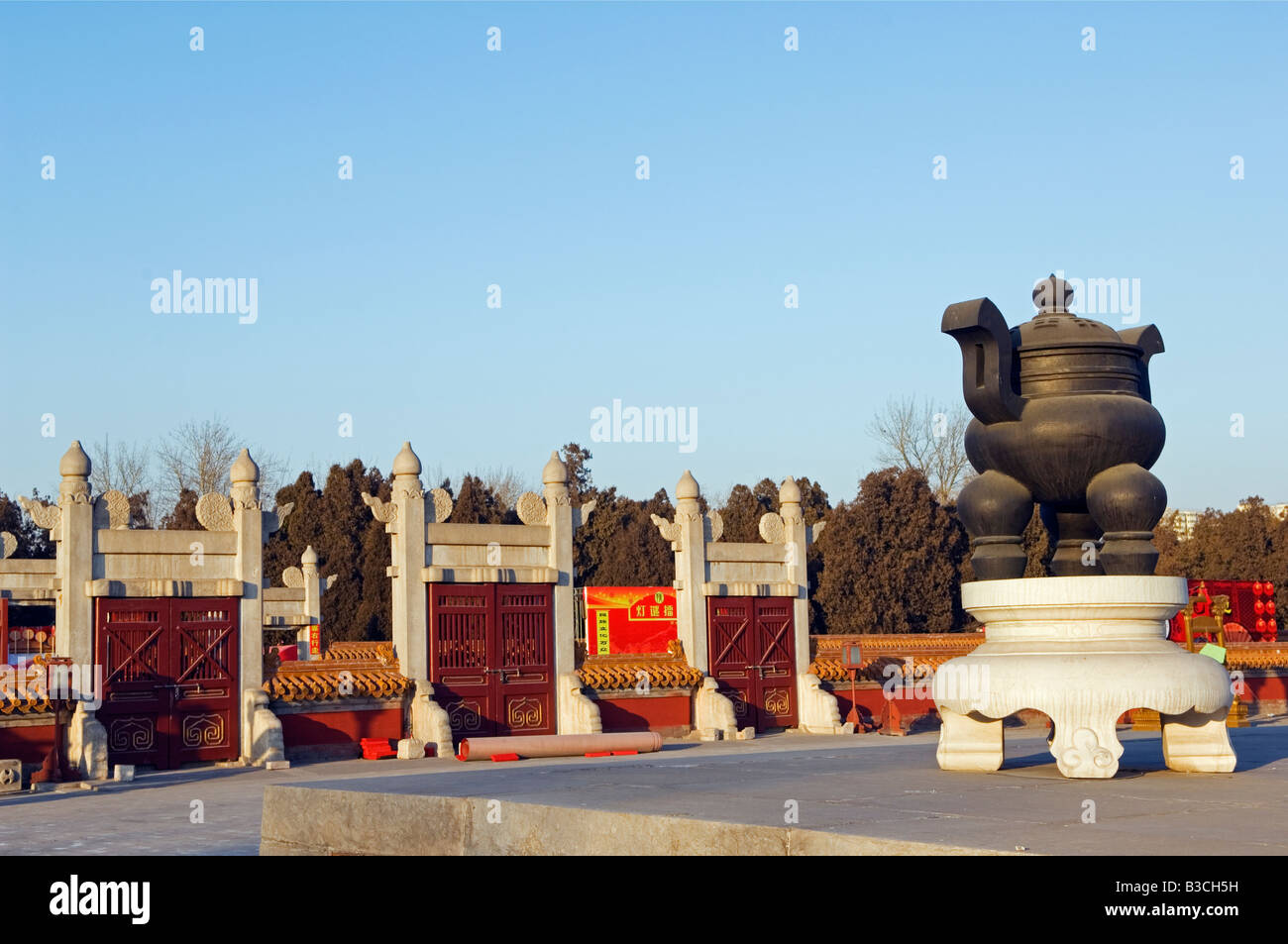 China, Beijing, Ditan Park. Temple gates and monument. Stock Photo