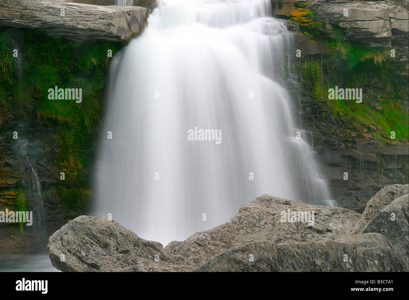 Close up slow motion cascade hi-res stock photography and images - Alamy
